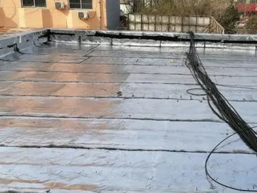 仲巴卫生间漏水维修公司分享下仲巴屋面楼顶防水刚性防水层施工要点。